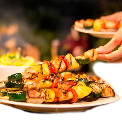Brochetas de cerdo con vegetales