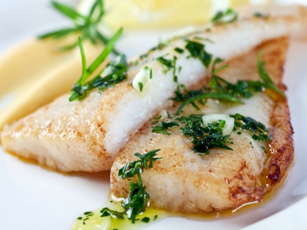 Filete de pescado encebollado