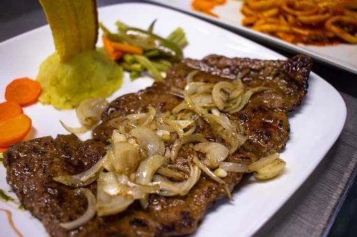 [M24-000090] bistec de res encebollado